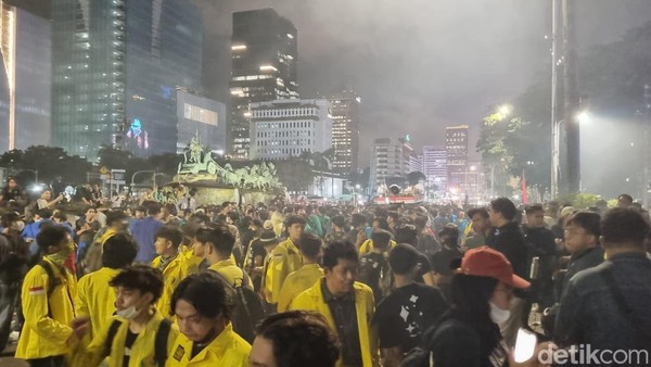 Bertajuk 'Indonesia Gelap', Mahasiswa Demo Tolak Revisi UU TNI, Polri & Kejaksaan. (foto/ist detikcom)