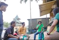  Saat terjadi perdebatan antara oknum DPRD Sumenep dengan pihak pengelola mobil rental di halaman Masjid Jamik, Sabtu, 07/06/2025