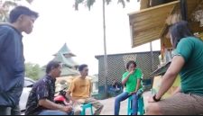  Saat terjadi perdebatan antara oknum DPRD Sumenep dengan pihak pengelola mobil rental di halaman Masjid Jamik, Sabtu, 07/06/2025