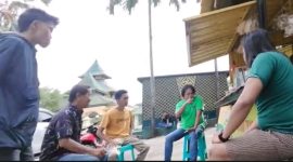  Saat terjadi perdebatan antara oknum DPRD Sumenep dengan pihak pengelola mobil rental di halaman Masjid Jamik, Sabtu, 07/06/2025