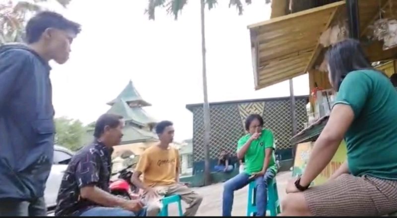  Saat terjadi perdebatan antara oknum DPRD Sumenep dengan pihak pengelola mobil rental di halaman Masjid Jamik, Sabtu, 07/06/2025